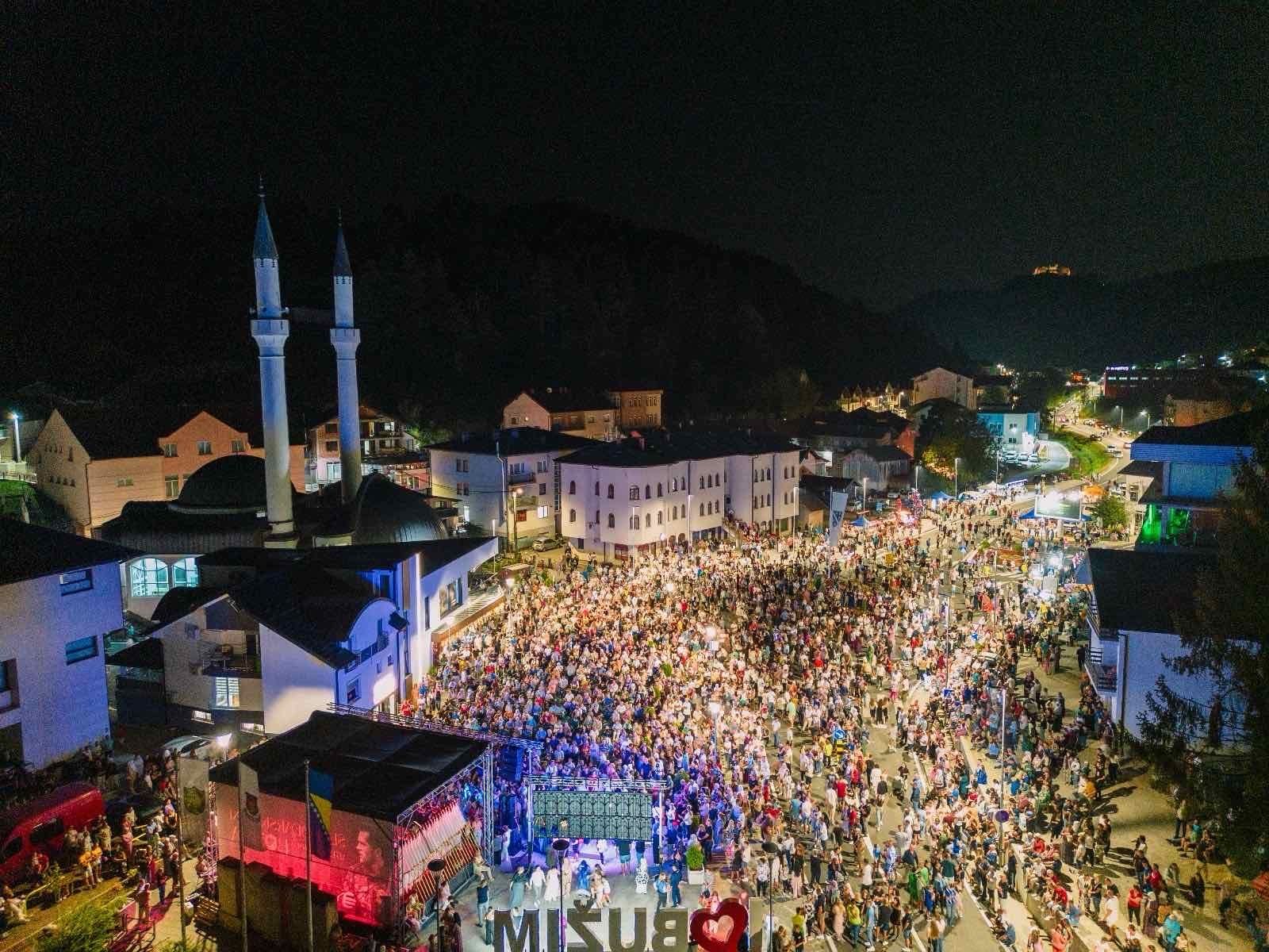Elvira Rahić održala spektakularan koncert u Bužimu: Hiljade ljudi uživalo uz njene hitove