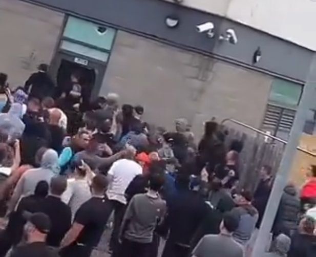 Demonstranti koji podržavaju azilante su otišli, a stotine desničara koji se protive smještanju azilanata hotelu na periferiji Rotherhama su okružile zgradu