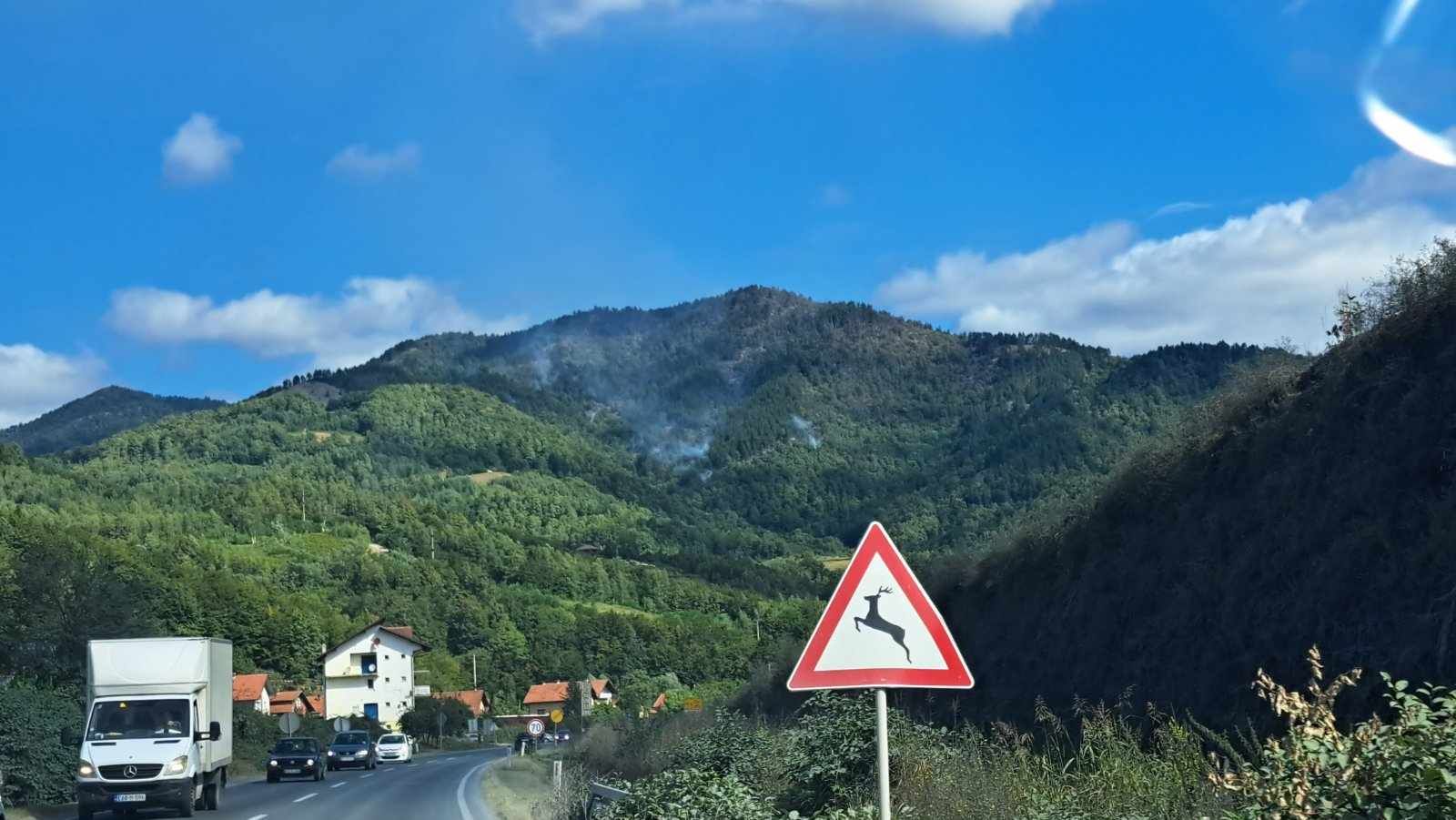 Kažu da je helikopter sa gašenjem počeo oko devet sati, a vatrogasne jedinice su se trenutno povukle zbog sigurnosti                                       