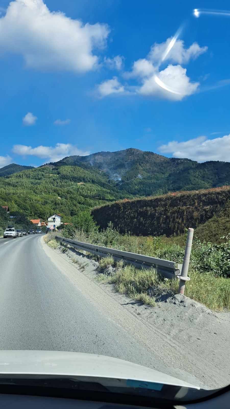 Pogledajte kako helikopter OSBiH gasi požar kod Žepča: Životi i imovina nisu ugroženi