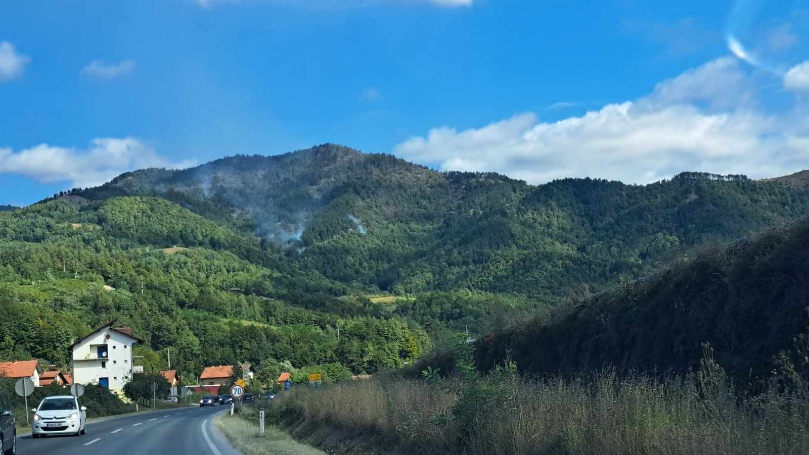 Pogledajte kako helikopter OSBiH gasi požar kod Žepča: Životi i imovina nisu ugroženi