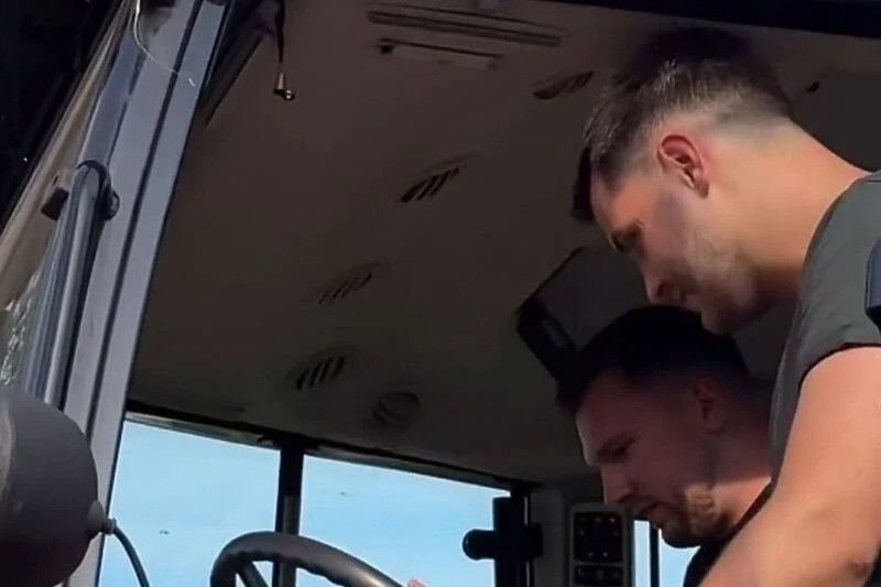 Na snimku se vidi opušteni Dončić kako uživa dok vozi traktor, a također je istakao da voli mirno okruženje na selu