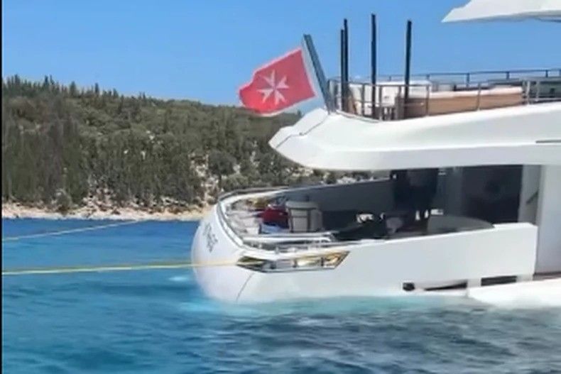 Brod se zatim nagnuo udesno i počeo da tone, ali je kapetan uspio da spriječi totalnu katastrofu premjestivši ga u pliće vode