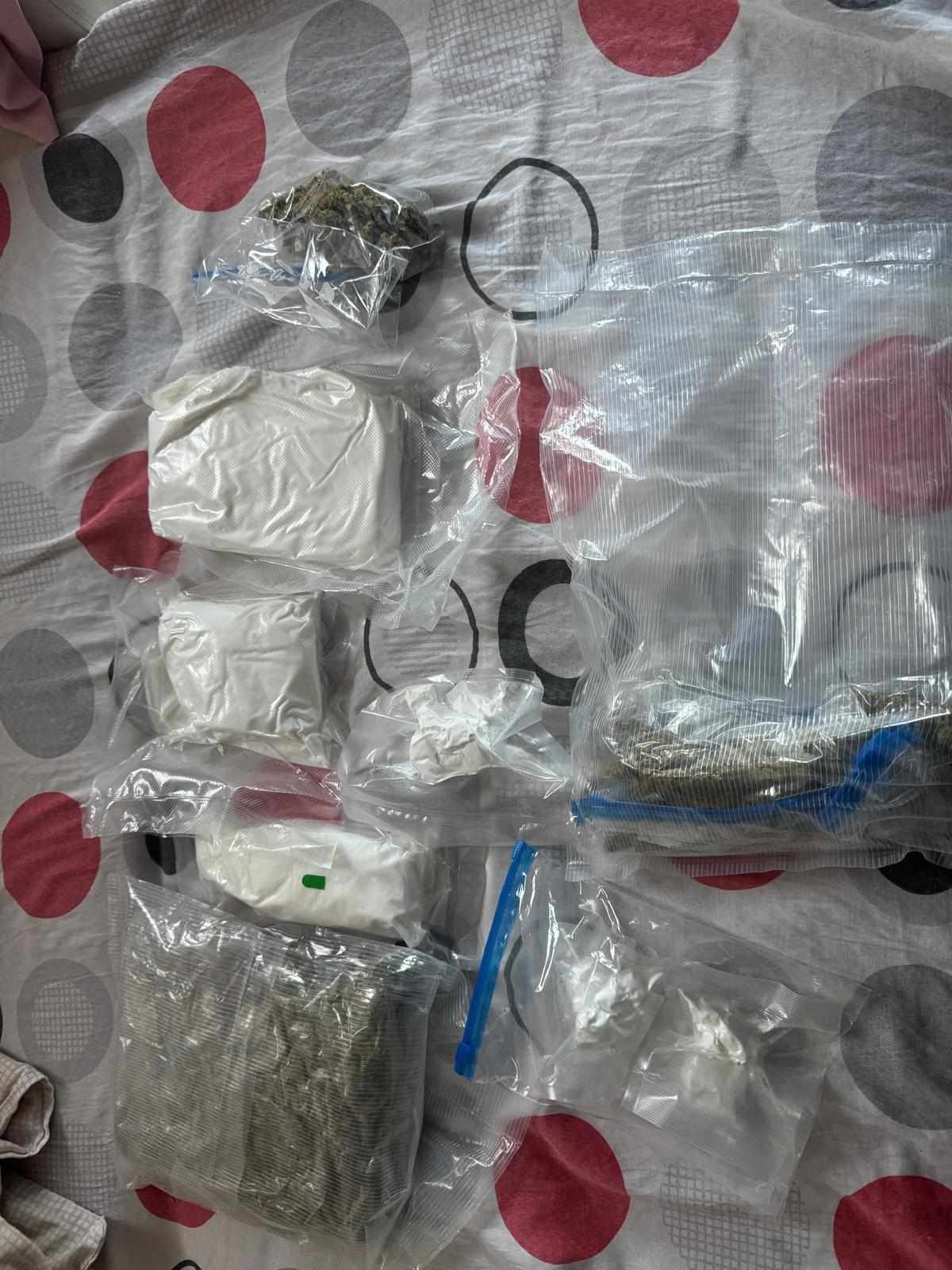 Prilikom pretresa, pronađeno je oko 3 kilograma materije koje svojim izgledom asocira na opojnu drogu