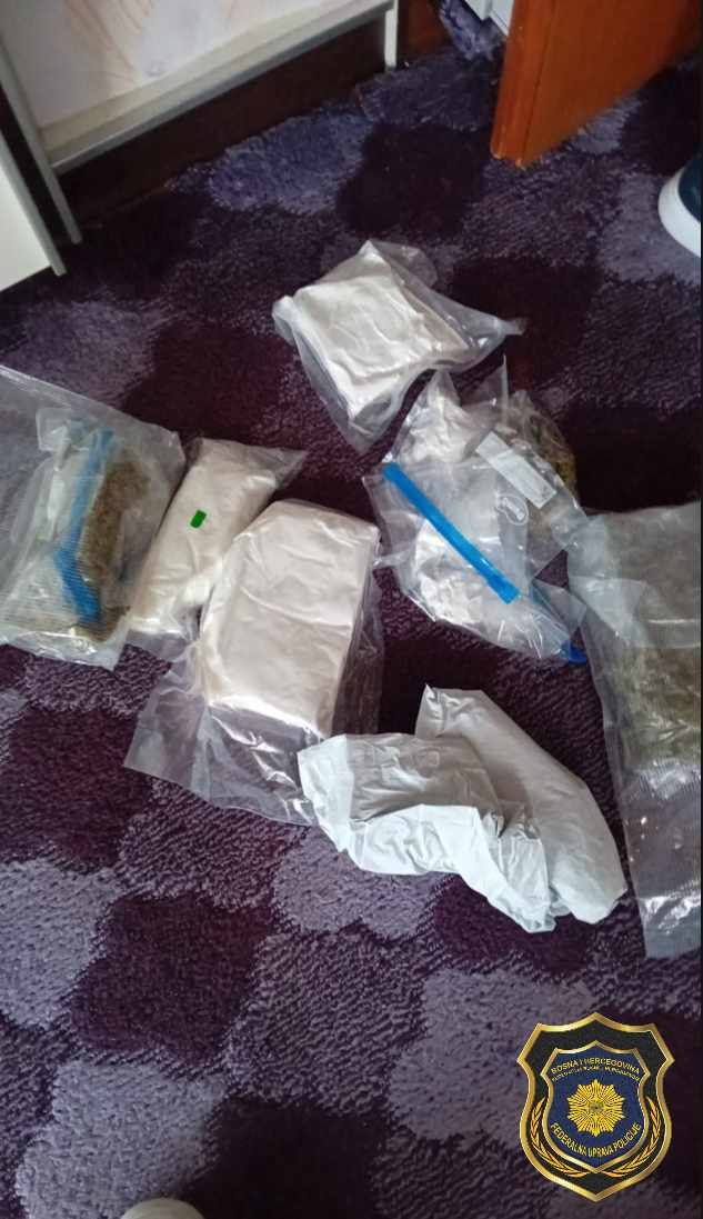 Prilikom pretresa, pronađeno je oko 3 kilograma materije koje svojim izgledom asocira na opojnu drogu