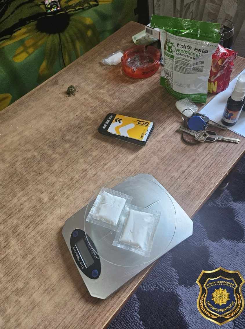 Prilikom pretresa, pronađeno je oko 3 kilograma materije koje svojim izgledom asocira na opojnu drogu