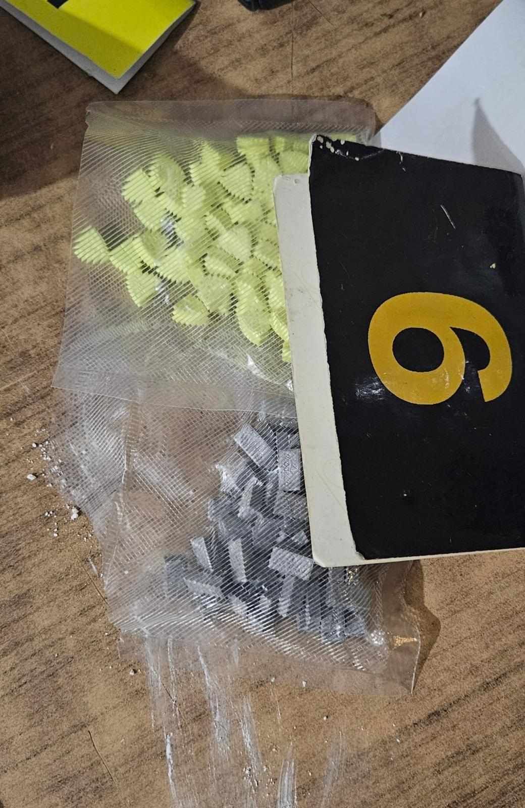 Prilikom pretresa, pronađeno je oko 3 kilograma materije koje svojim izgledom asocira na opojnu drogu