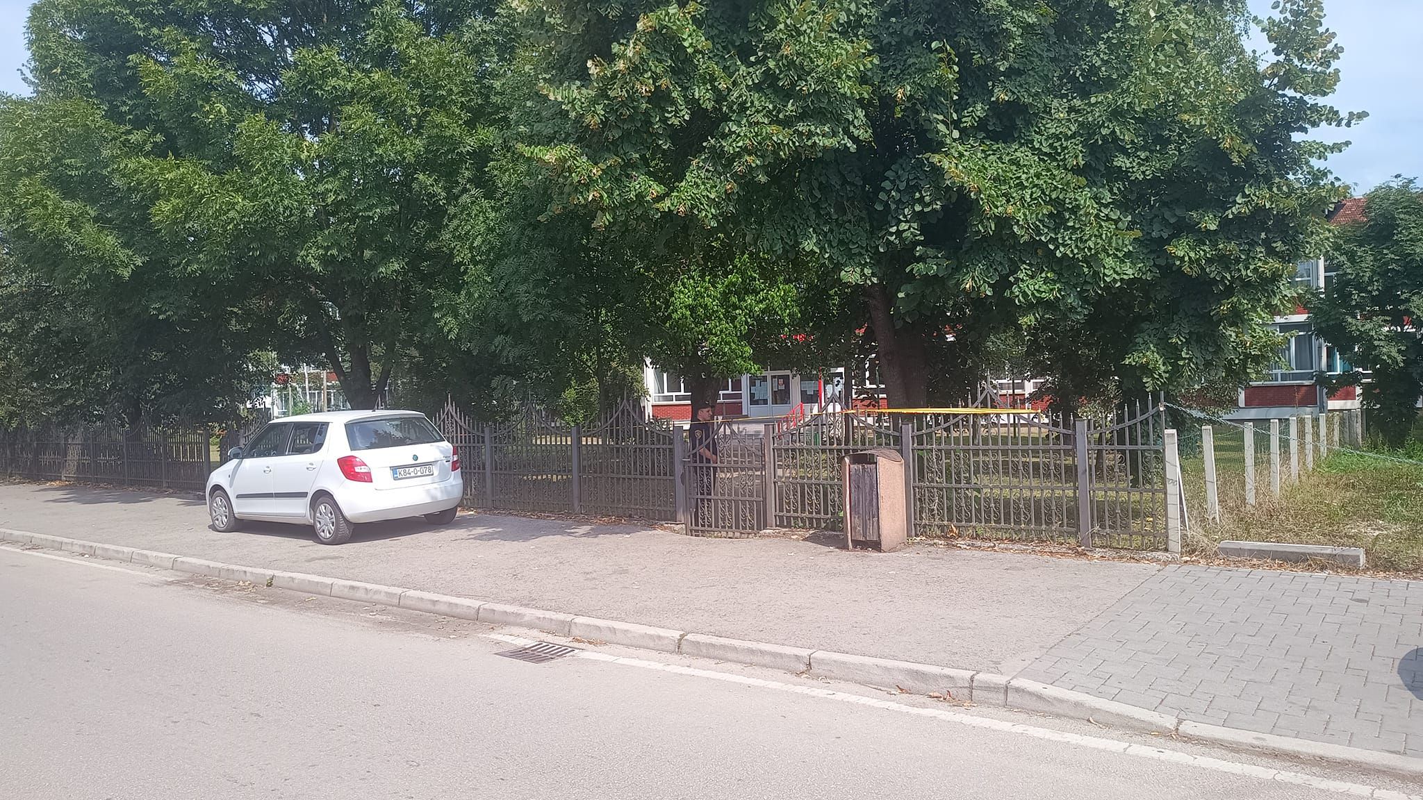 Kako nam je kazao glasnogovornik policije, ubijena su tri uposlenika srednje škole