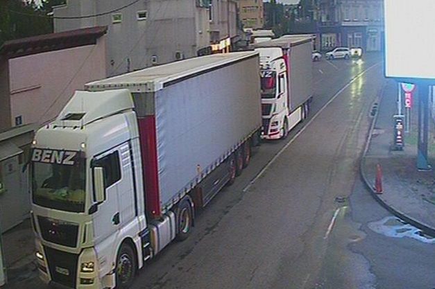 -	Na dionici Tuzla- Čelić (u mjestu Lopare) zbog deminerskih radova od 8 do 16 sati saobraćaj se obustavlja u trajanju do 30 minuta 