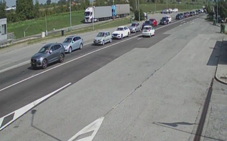 Ako putujete, pripremite se na čekanje: Duge kolone na većini graničnih prelaza