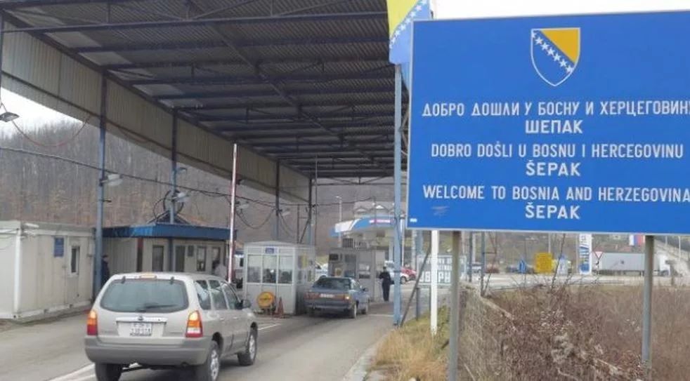 Ljudi su se masovno sklanjali i pravili prostor, a policajci iz BiH su brzo reagovali i raščistili gužvu.