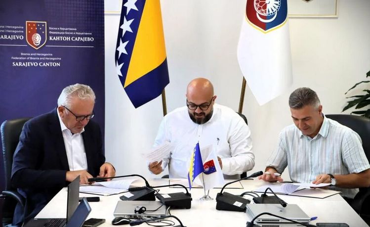 Ministar saobraćaja Kantona Sarajevo Adnan Šteta potpisao je s direktorom GRAS-a Senadom Mujagićem i direktorom Centrotransa Safudinom Čengićem Ugovor o subvencioniranju troškova z