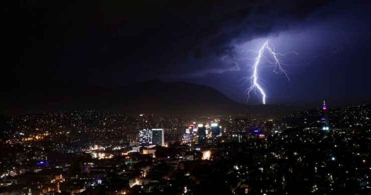 Ako veliku zgradu pogodi munja, energija će putovati kroz žice i cijevi