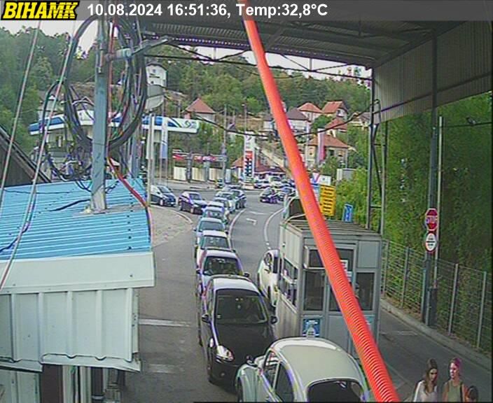 Pojačan je promet vozila i duge su kolone u oba smjera na graničnim prijelazima