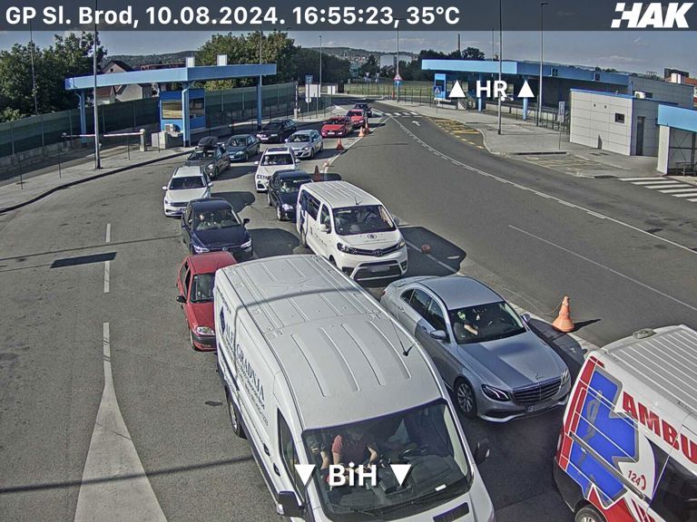 Pojačan je promet vozila i duge su kolone u oba smjera na graničnim prijelazima