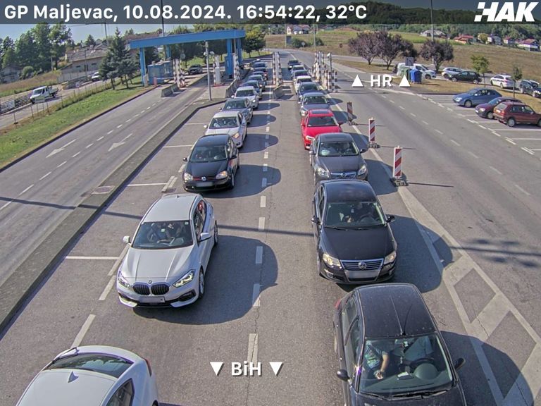Pojačan je promet vozila i duge su kolone u oba smjera na graničnim prijelazima