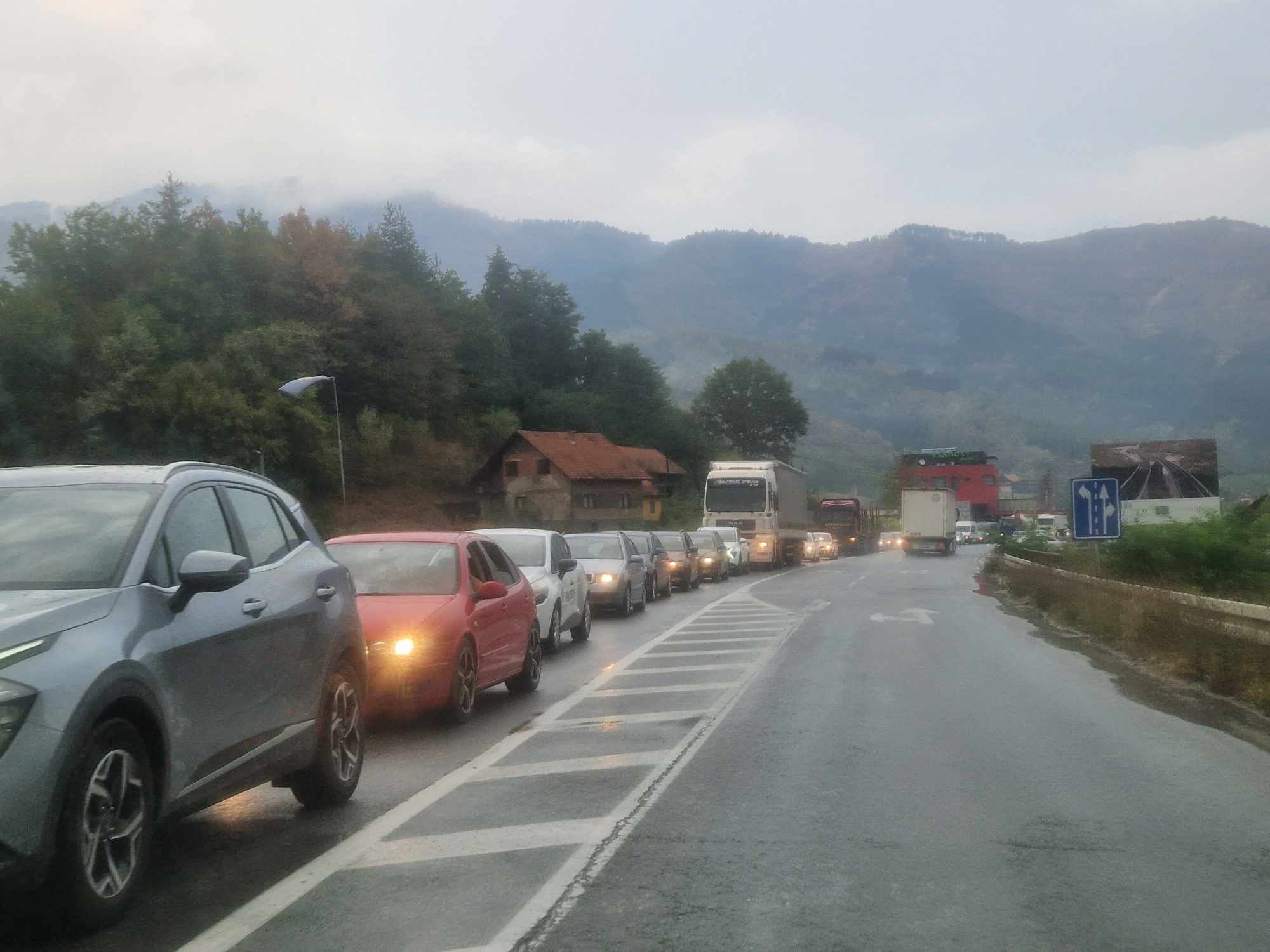 Zbog izrazito frekventne dionice, na mjestu radova formiraju se duge kolone vozila u oba smjera.
