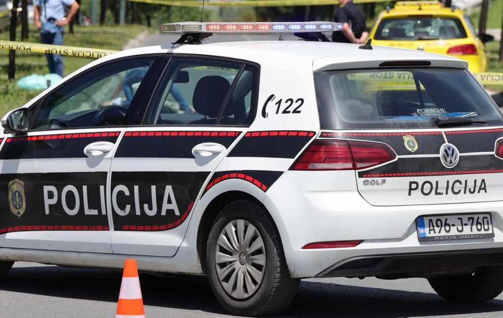 Kako je saopćeno iz Ministarstva unutrašnjih poslova Kantona Sarajevo (MUP KS), pljačkaš je, uz prijetnju pištoljem, upao u kladionicu i oteo novac