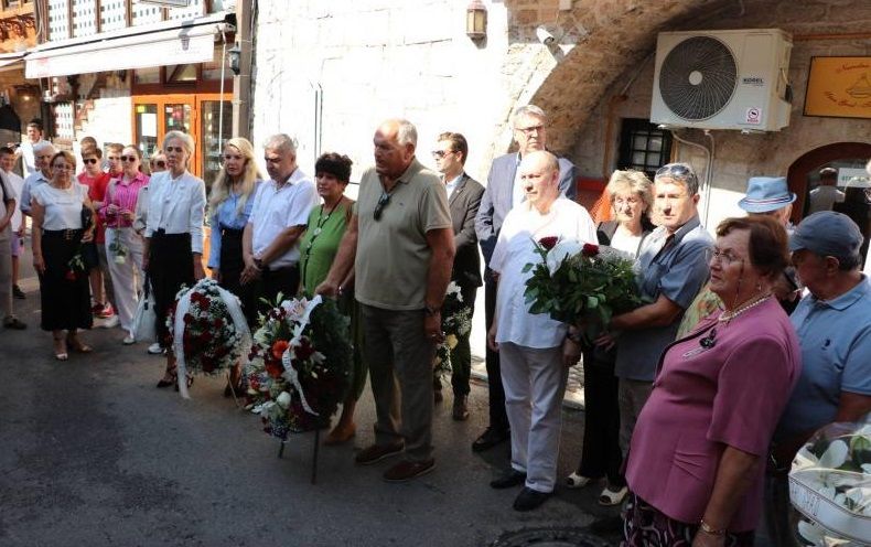 Granata ispaljena sa položaja Vojske RS ubila osam, a ranila šest građana