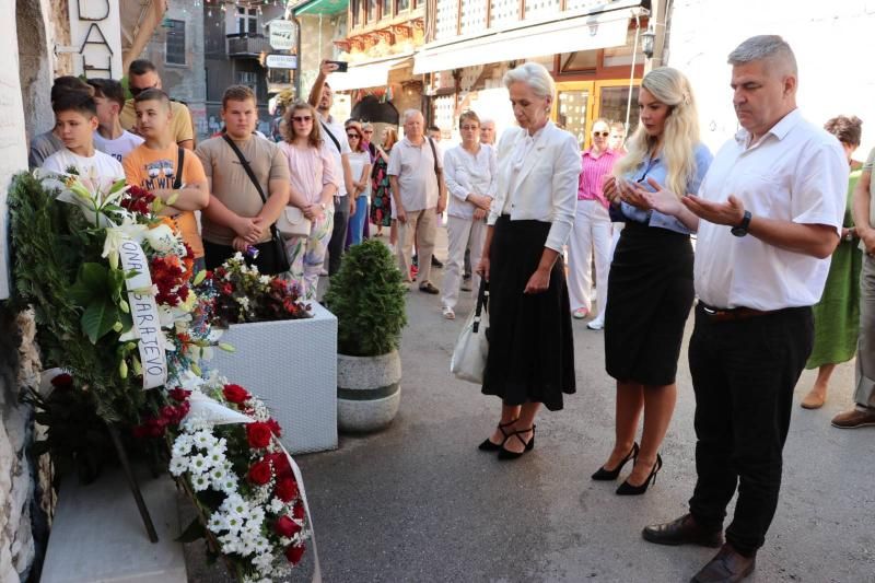 Odata počast žrtvama masakra: Agresori ubili Sarajlije koje su čekale u redu za vodu