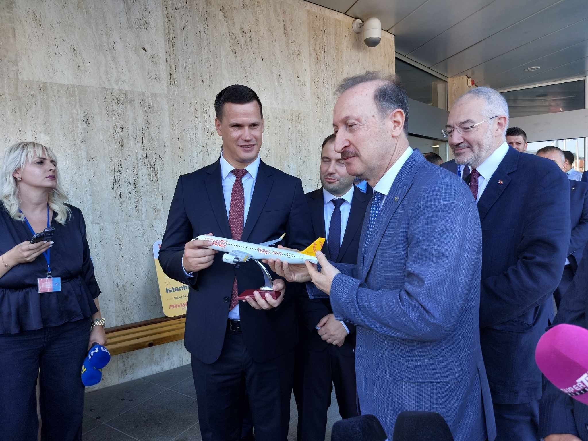 Ovo je pokazalo da građani Tuzlanskog kantona ali i šire žele putovati u Tursku, avion je bio pun u dolasku, a u odlasku samo nekoliko mjesta nije bilo popunjeno, rekao Halilčević