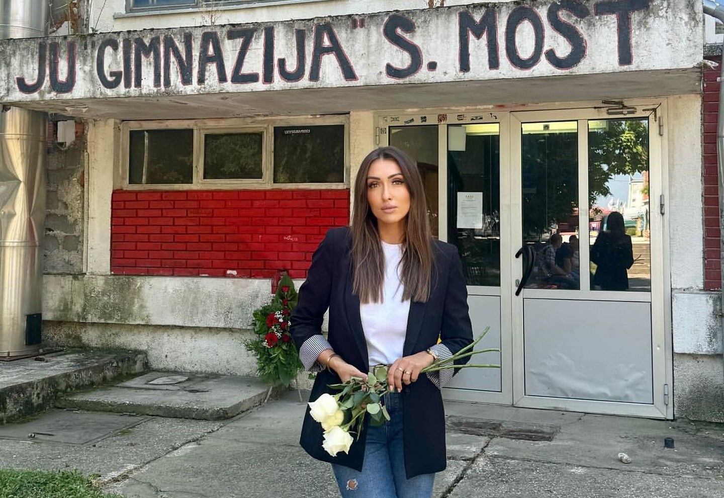 Ovaj mali sretni grad u BiH zavijen je u crno dok njegov glavni grad, njegov stariji brat slavi. Oprostite mi ali ja nisam takav lik. 