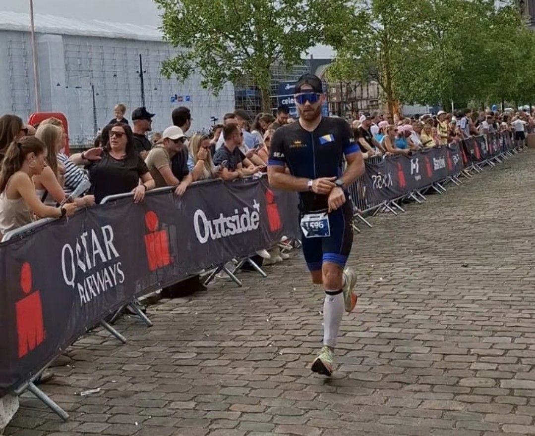 Radi se o vrlo zahtjevnom takmičenju u kojem učesnici moraju preplivati 3,8 kilometara, nakon toga voziti bicikl 180 kilometara i na kraju pretrčati klasični maraton od 42,2 km...