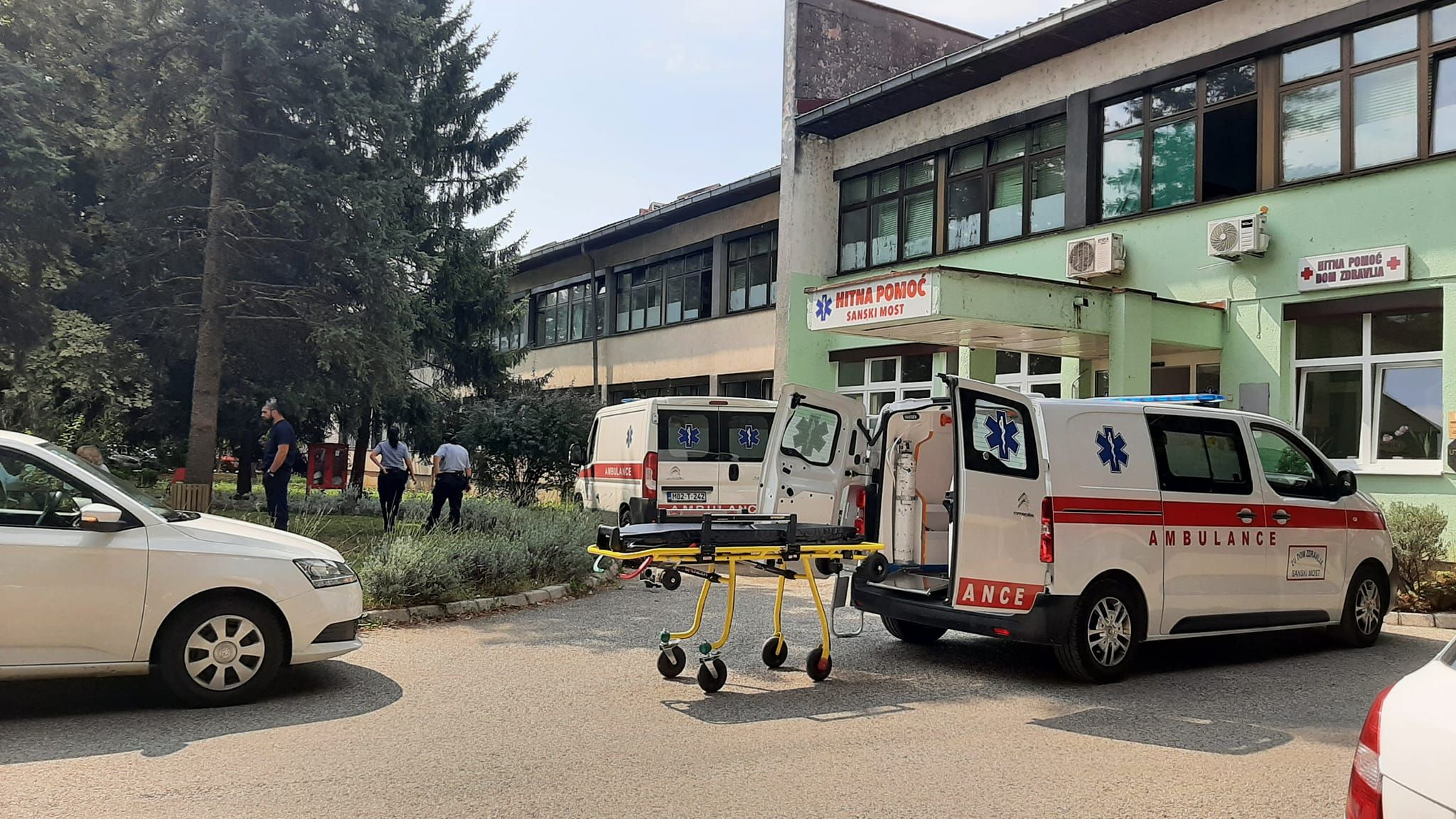 Osumnjičen je da je iz automatske puške ubio direktora Gimnazije Nijaza Halilovića, profesoricu Gordanu Midžan, i sekretaricu Nisvetu Kljunić