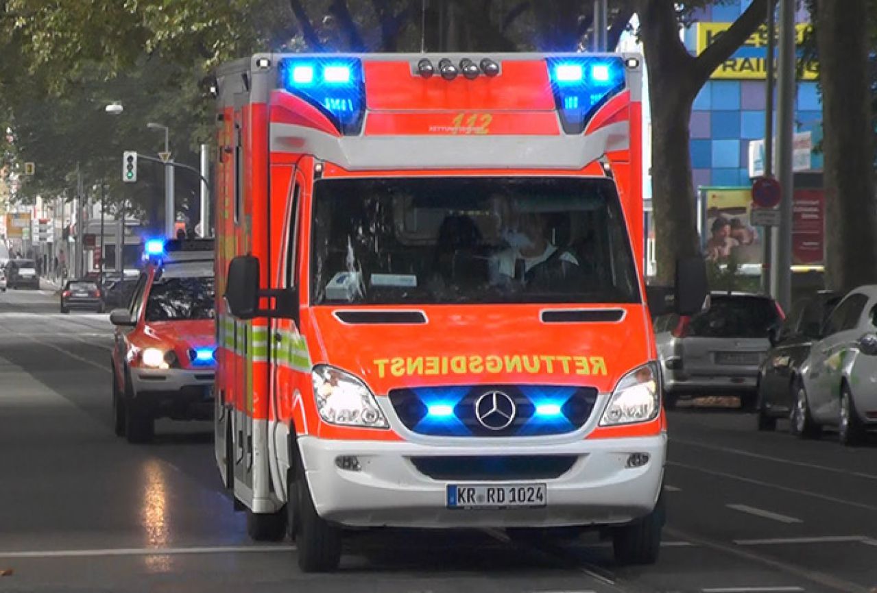 Njemački mediji pišu da su tinejdžeri potražili zaklon od strašnog nevremena koji je u srijedu uvečer zahvatio ovaj dio Njemačke