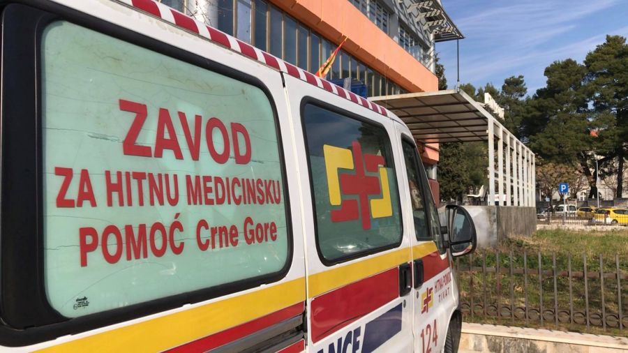 Uprava pomorske sigurnosti i upravljanja lukama uputila je čamac SAR-5 sa posadom, koja je sprovela jahtu na gat-5, u dijelu sidrišta Mornarice Vojske Crne Gore
