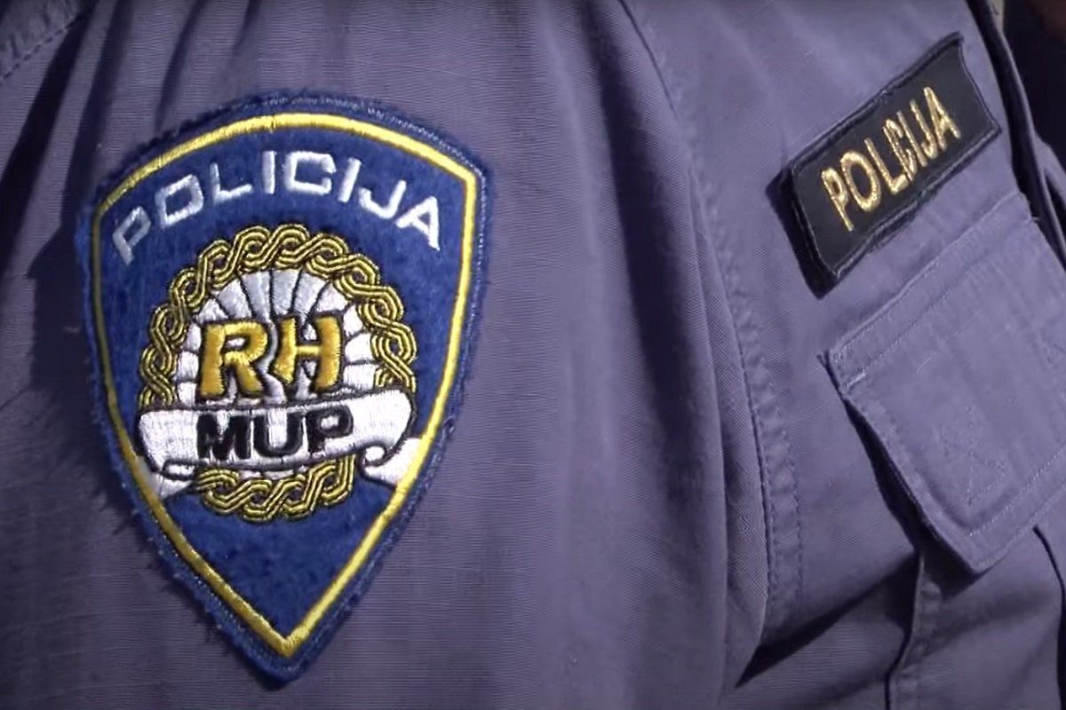 Nedaleko od navedenog mjesta u zavoju je zbog neprilagođene brzine sletio van kolotraga u korito potoka odakle se udaljio u nepoznatom smjeru