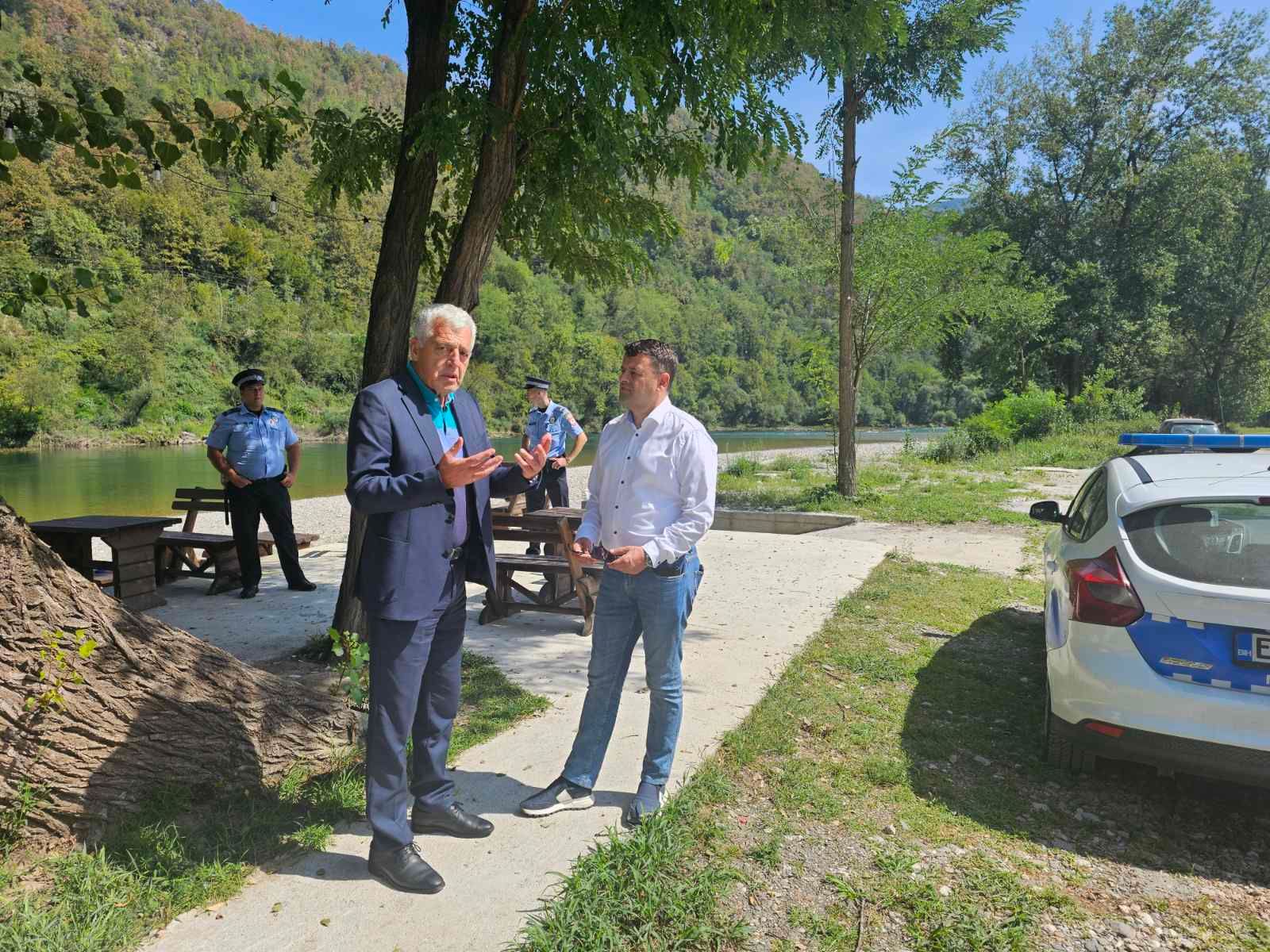 Hurtić odao počast stradalim migrantima: Simbolično položio 11 ruža u rijeku Drinu