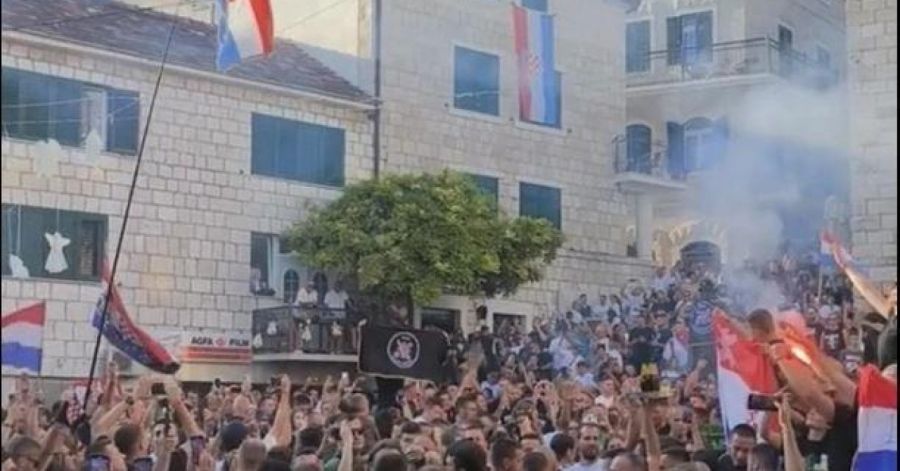 Ustašku "himnu" u slavu ustaških koljača Jure Francetića i Rafaela Bobana "Evo zore, evo dana" je pjevao cijeli trg