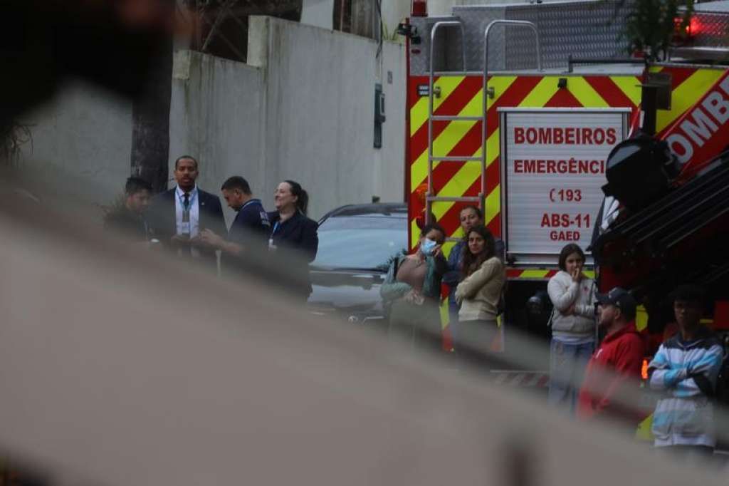 Snimci koji su kružili društvenim mrežama pokazuju kako se avion okomito spušta i spiralno pada