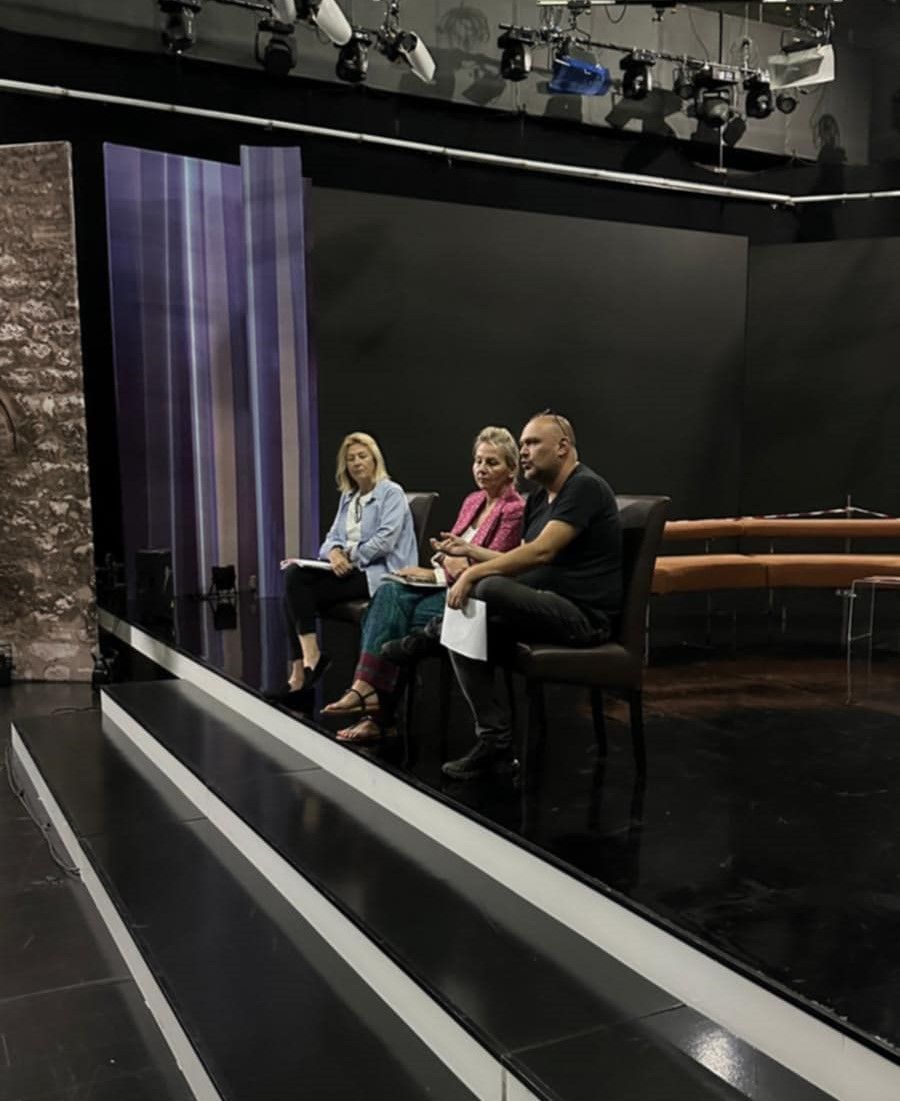 Radionice obuhvataju razne aspekte digitalne komunikacije, tehničke ispravnosti rada, te sveobuhvatnog pristupa informisanju i pričanju televizijskih priča