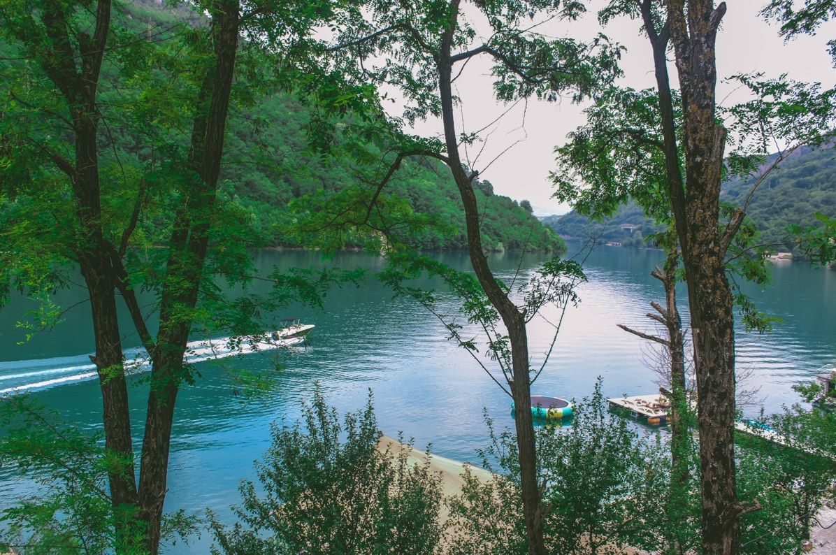 Jablaničko jezero nudi zaista odmor iz snova, pa ko kaže da se ljetuje samo na moru? Užitak je svuda oko nas