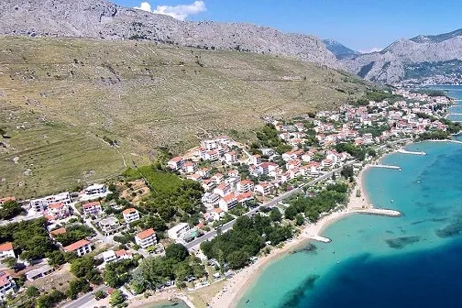Prema podacima Fininfo Hrvatska Andro Internacional, pak je registrovana 1998. na adresi Trg kralja Tomislava 6, Omiš. Upravo ti podaci su i u pristigloj ponudi
