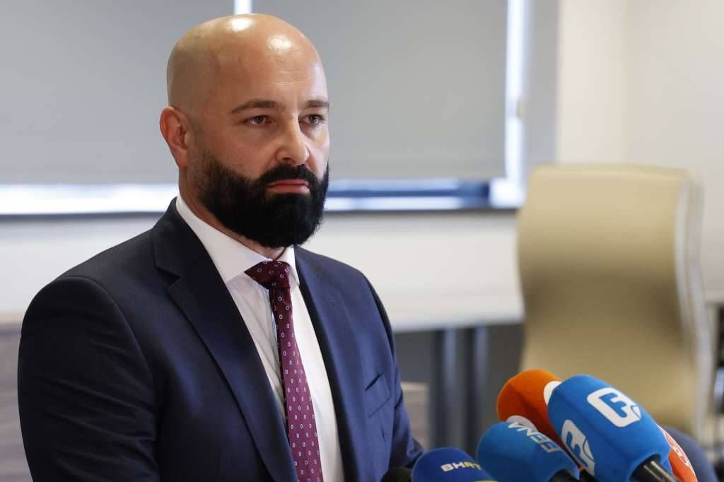 Govoreći o globalnim ekonomskim kretanjima, napominje da je teret finansijske krize iz 2008. godine i dalje prisutan 