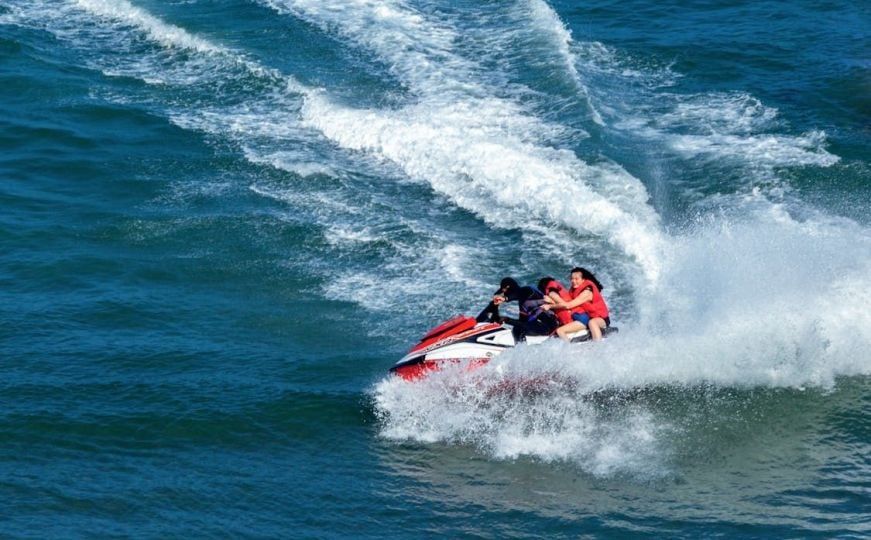 Blizanke su se vozile na svojem jet skiju, a na drugom su bili njihova majka i njen partner