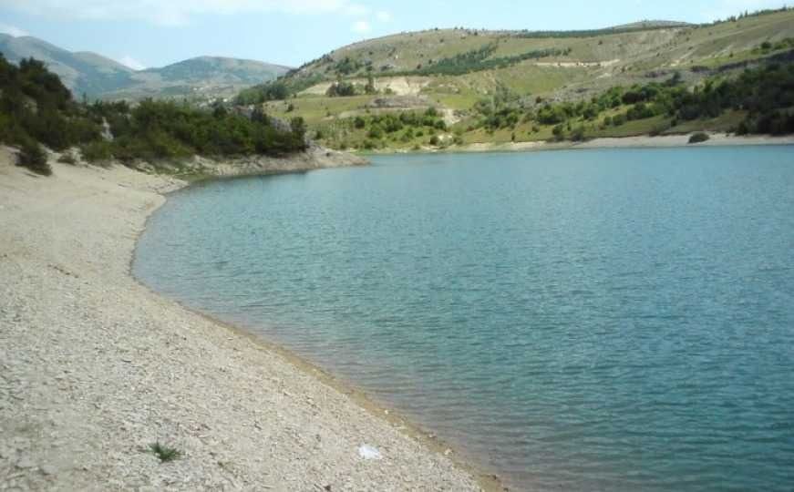 U jezero je prvi ušao 18-godišnjak, koji se odmah počeo utapati. Njegov stariji brati pokušao ga je spasiti