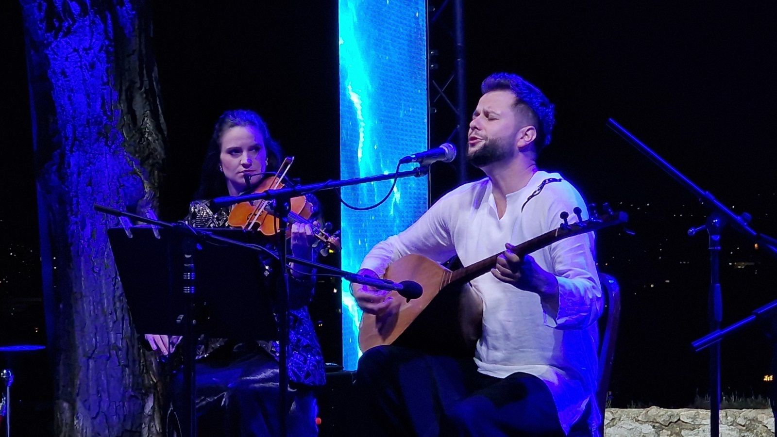 Jusufova ekipa je u sastavu: kontrabas Zlatan Džanovic, violina Dalia Bajrić i perkusije Rafid Subašić. 