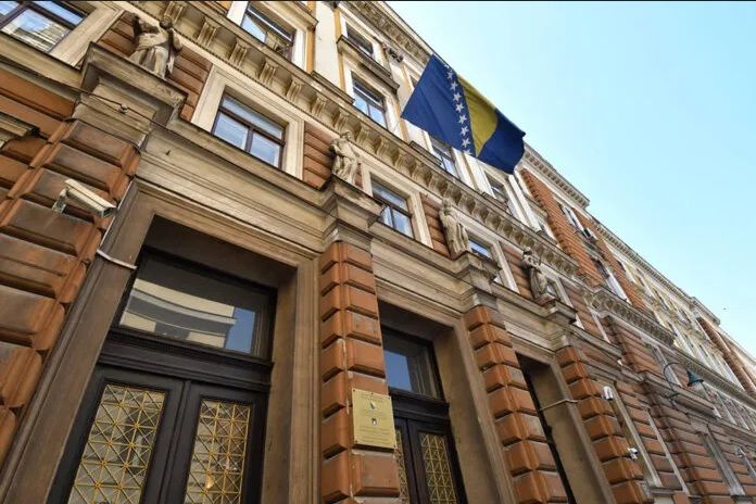 Sudska policija ga je u zgradu uvela na sporedni ulaz, a novinarskim ekipama u sudnici nije dozvoljeno fotografisanje
