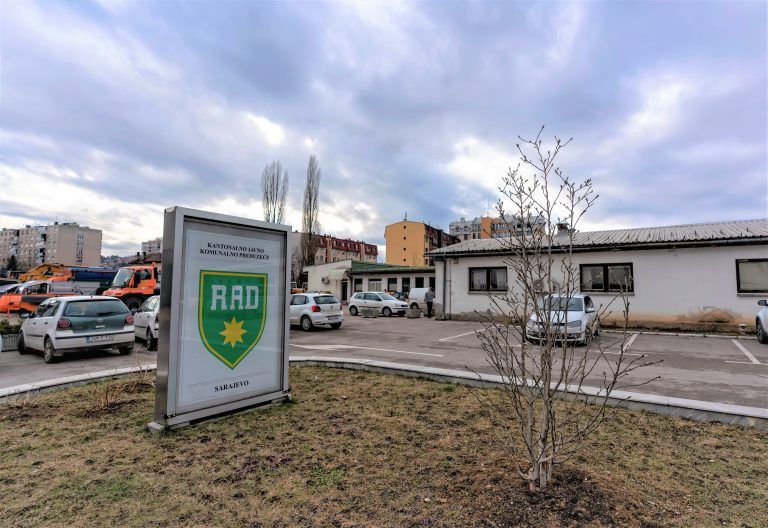 Više policijskih vozila nalazi se na terenu.