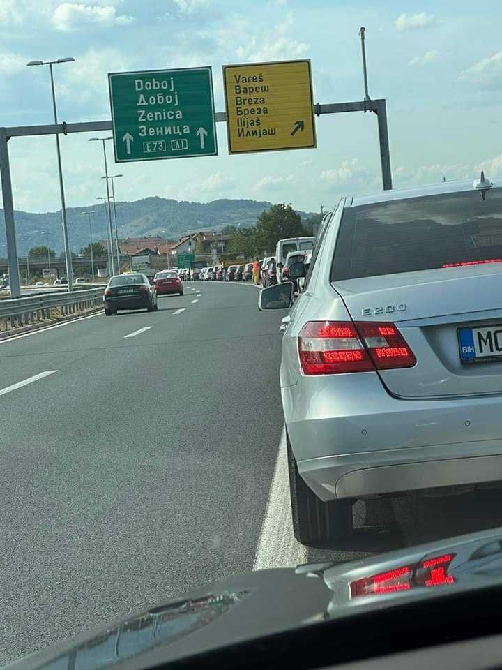 Zbog saobraćajne nezgode na magistralnom putu M-1.8 došlo je do obustave saobraćaja                         