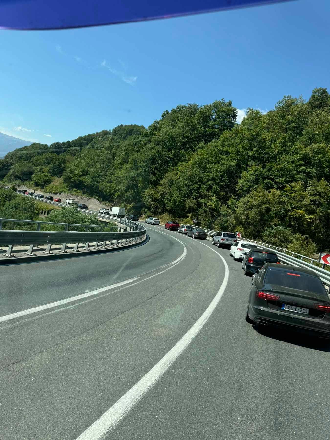 Zbog saobraćajne nezgode na magistralnom putu M-1.8 došlo je do obustave saobraćaja                         