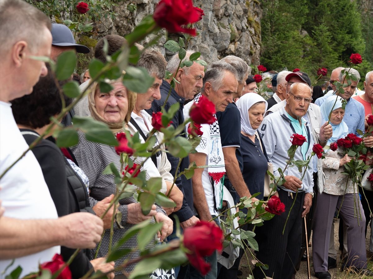 Bacanjem ruža niz stijenu u ponor od 300 metara, suzama i dovama su se prisjetili streljanih logoraša, na mjestu gdje su ubijeni nakon što im je naređeno da se poredaju i kleknu