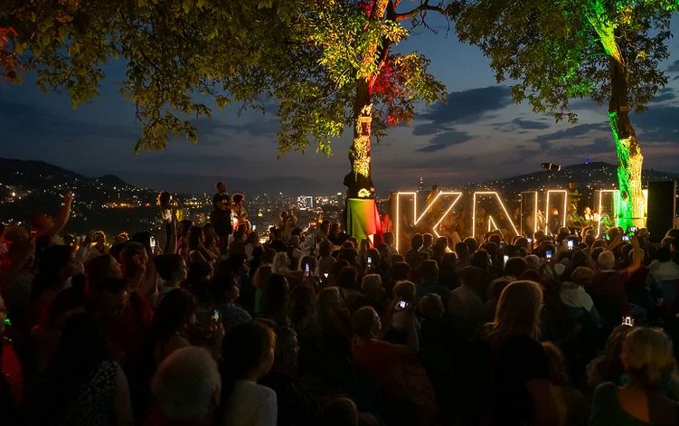 U okviru specijalnog programa Narodnog pozorišta Sarajevo Kultura na ulice 2024! u subotu, 31. augusta sa početkom u 20:30 sati na Pozorišnom trgu Susan Sontag, sarajevska publika