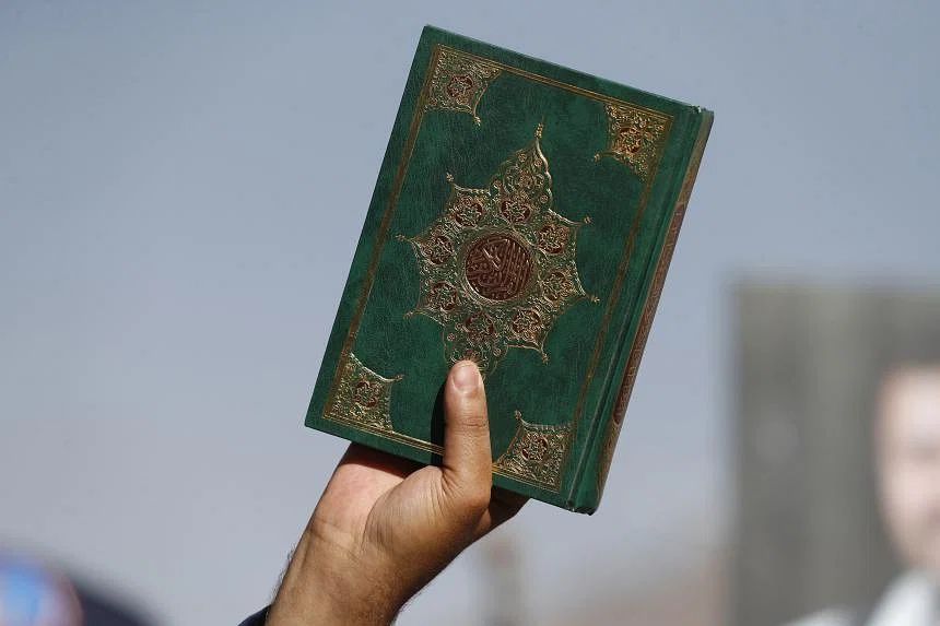 Mnogi muslimani smatraju skrnavljenje Kur'ana, koji vide kao doslovnu Božju riječ, teškim prestupom.