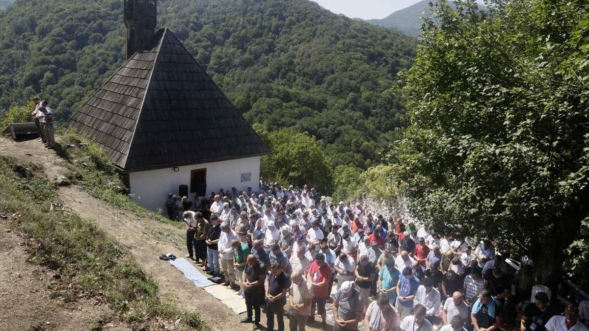 Nakon što su je srpske snage zapalile u agresiji na Bosnu i Hercegovinu 1993. godine, džamija je obnovljena u izvornom obliku i na istom mjestu