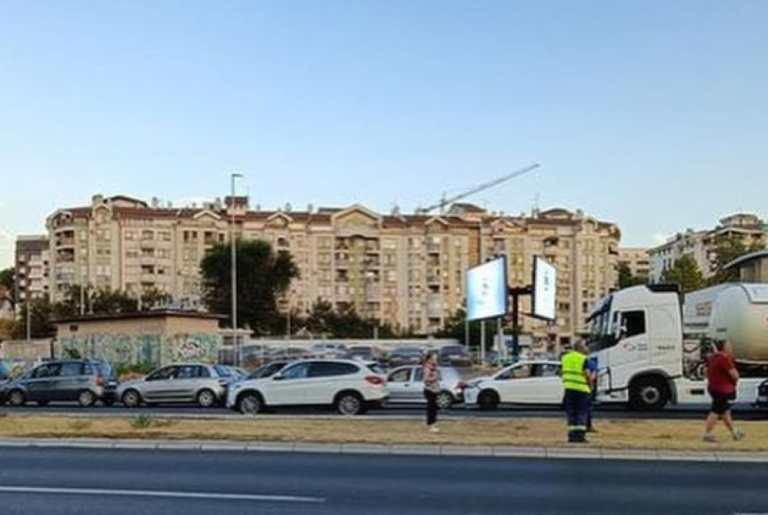 Detalji udesa za sada nisu poznati, kao ni stanje učesnika, a na ovoj dionici stvara se gužva, piše Blic.